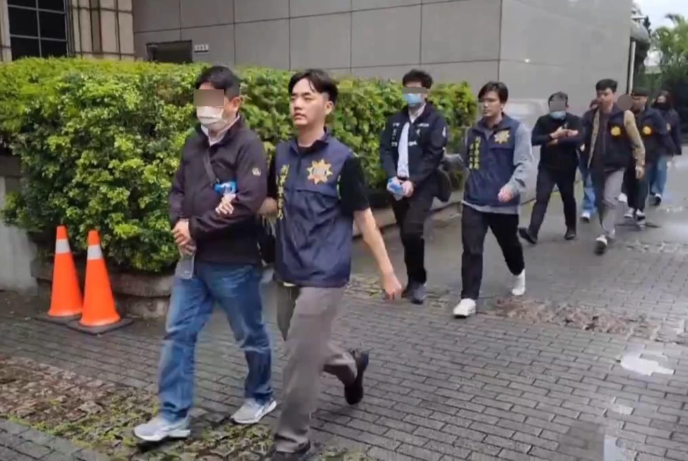 刑事局破獲假電商真洗錢集團,逮捕李男等5人送辦。翻攝畫面