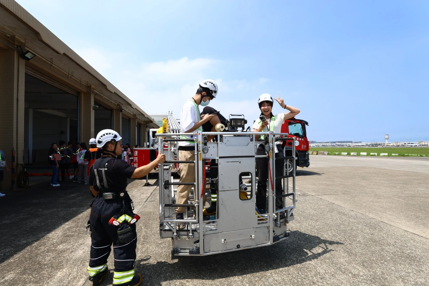 去年桃園機場體驗營學員實際登上雲梯車,體驗機場消防搜救勤務。機場公司提供