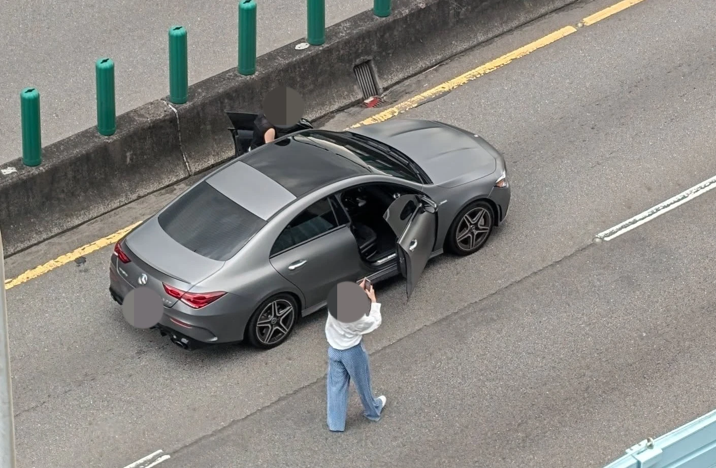 城鎮韌性(防空)演習期間,2女將賓士車停在市民高架橋上,開心下車自拍。翻攝自Threads/chentx_1009