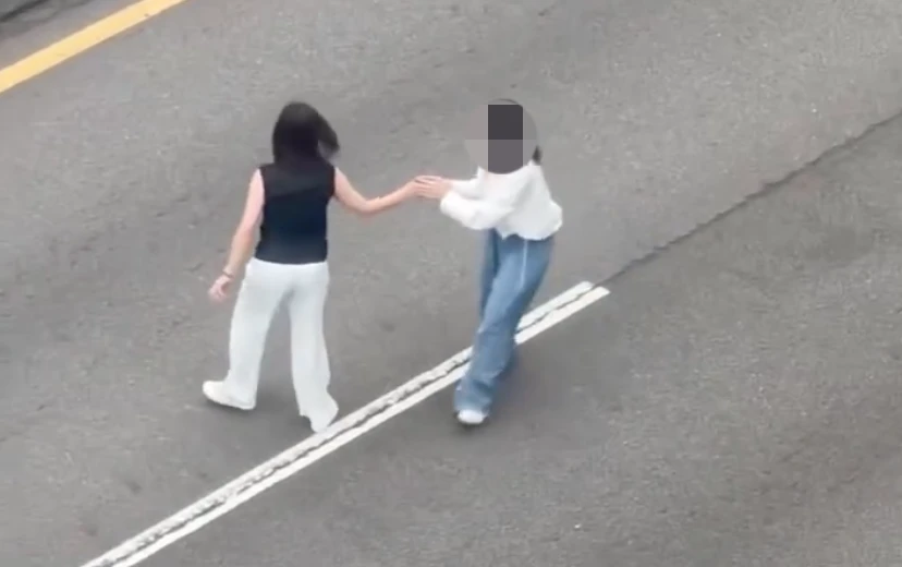 2女開心在市民高架橋上停車自拍。翻攝自Threads/chentx_1009