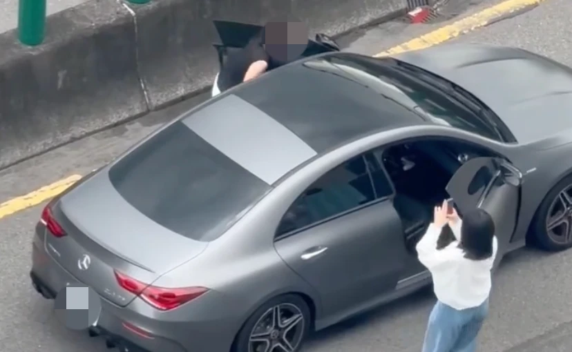 2人開心自拍後,上車前還要再把握難得機會捕捉城市風景。翻攝自Threads/chentx_1009