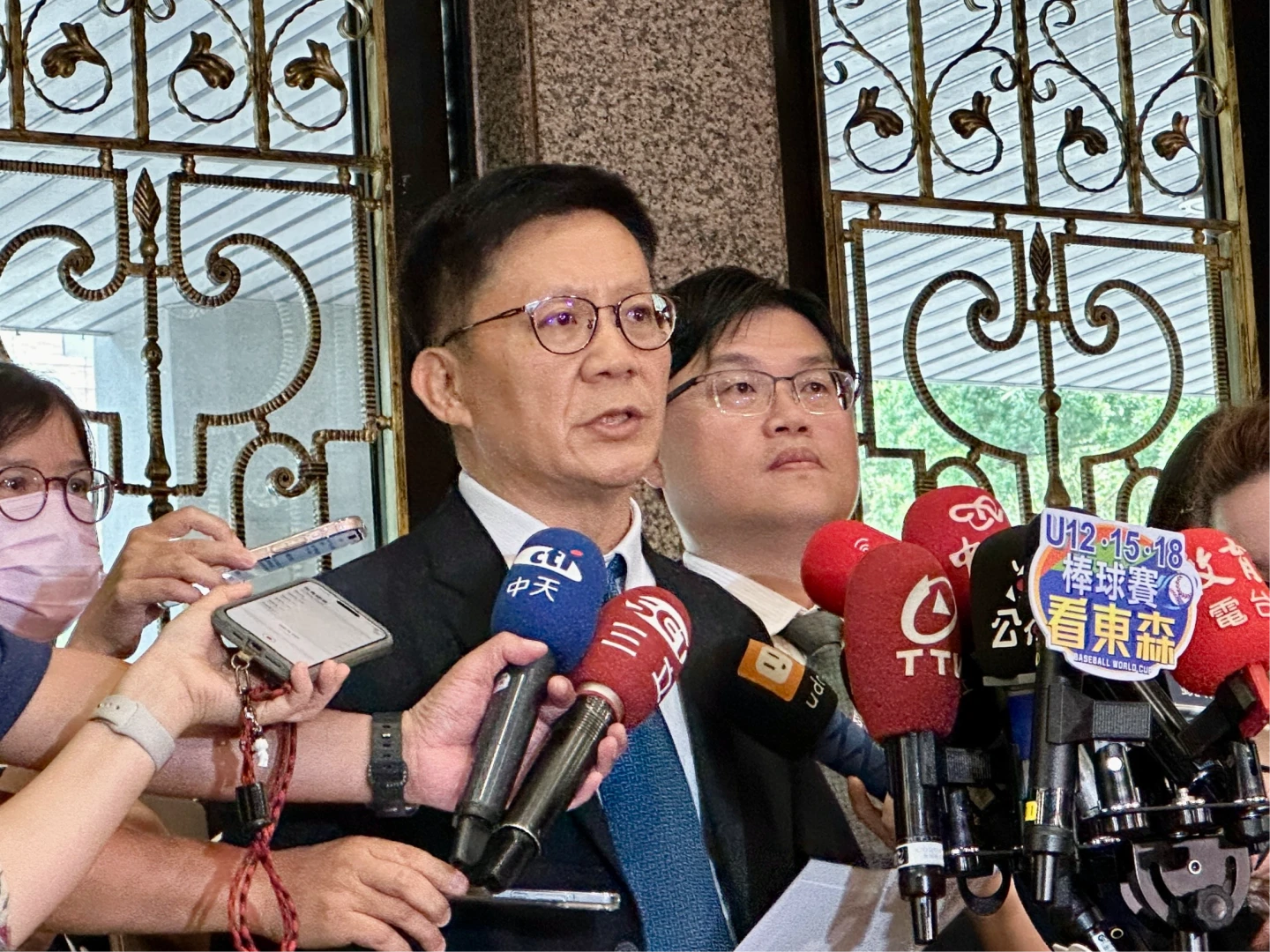 教育部次長張廖萬堅(左)跟朱俊彰(右)受訪,說明教育部跟台師大女足受害學生會面結果。王良博攝