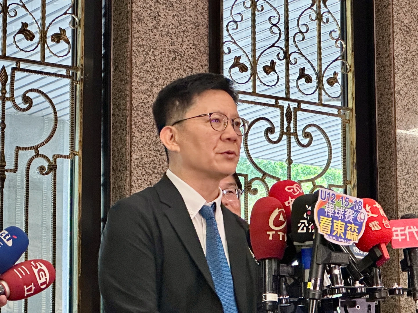 張廖萬堅受訪,說明與受害學生會面結果。王良博攝