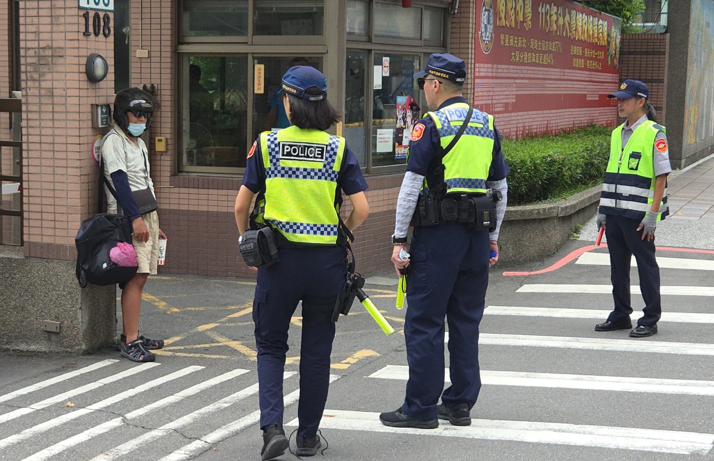 有民眾不滿員警勸阻,與警爆發言語衝突。曾伯愷攝