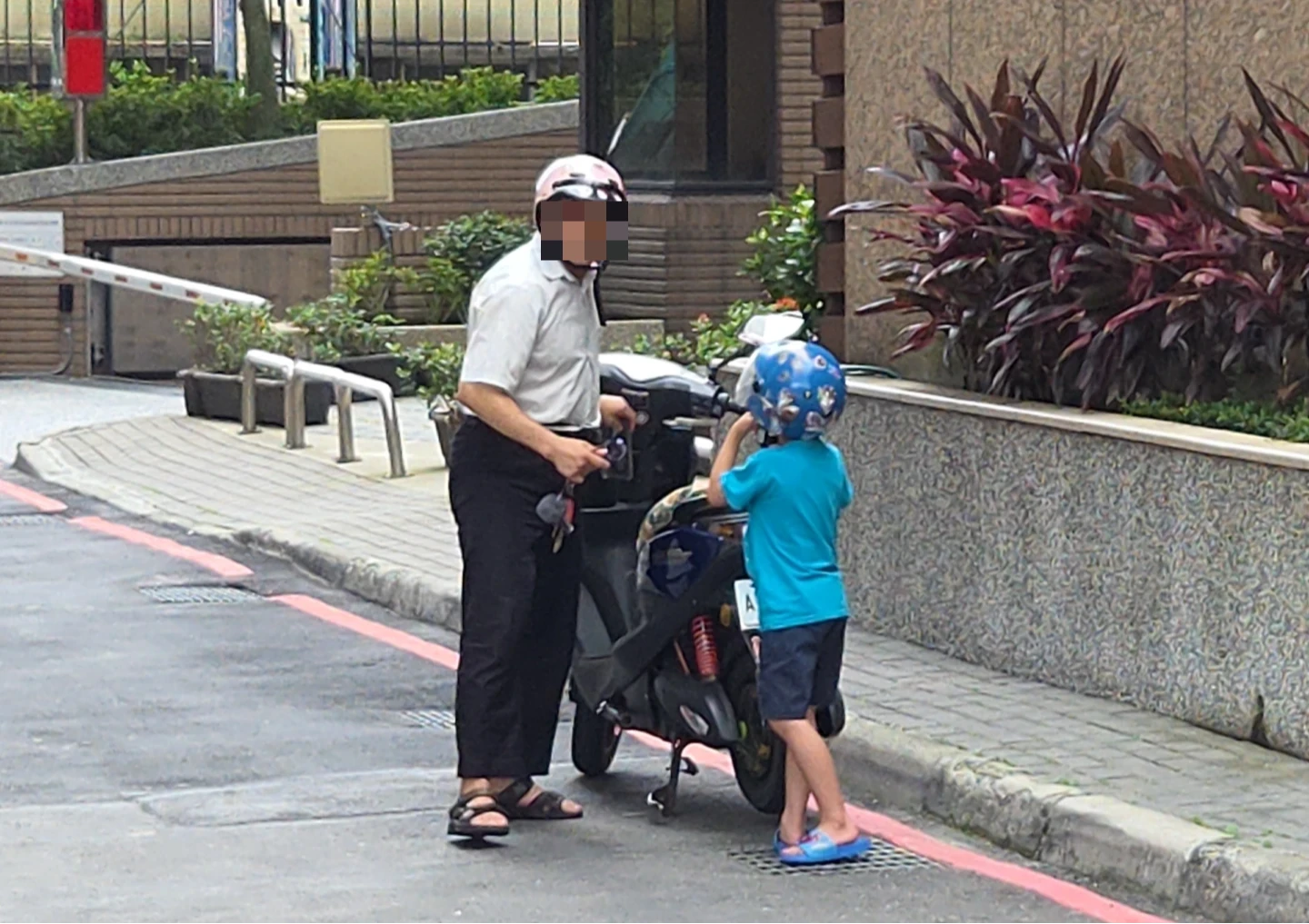 警吹哨要求騎車民眾趕快進室內避難。曾伯愷攝