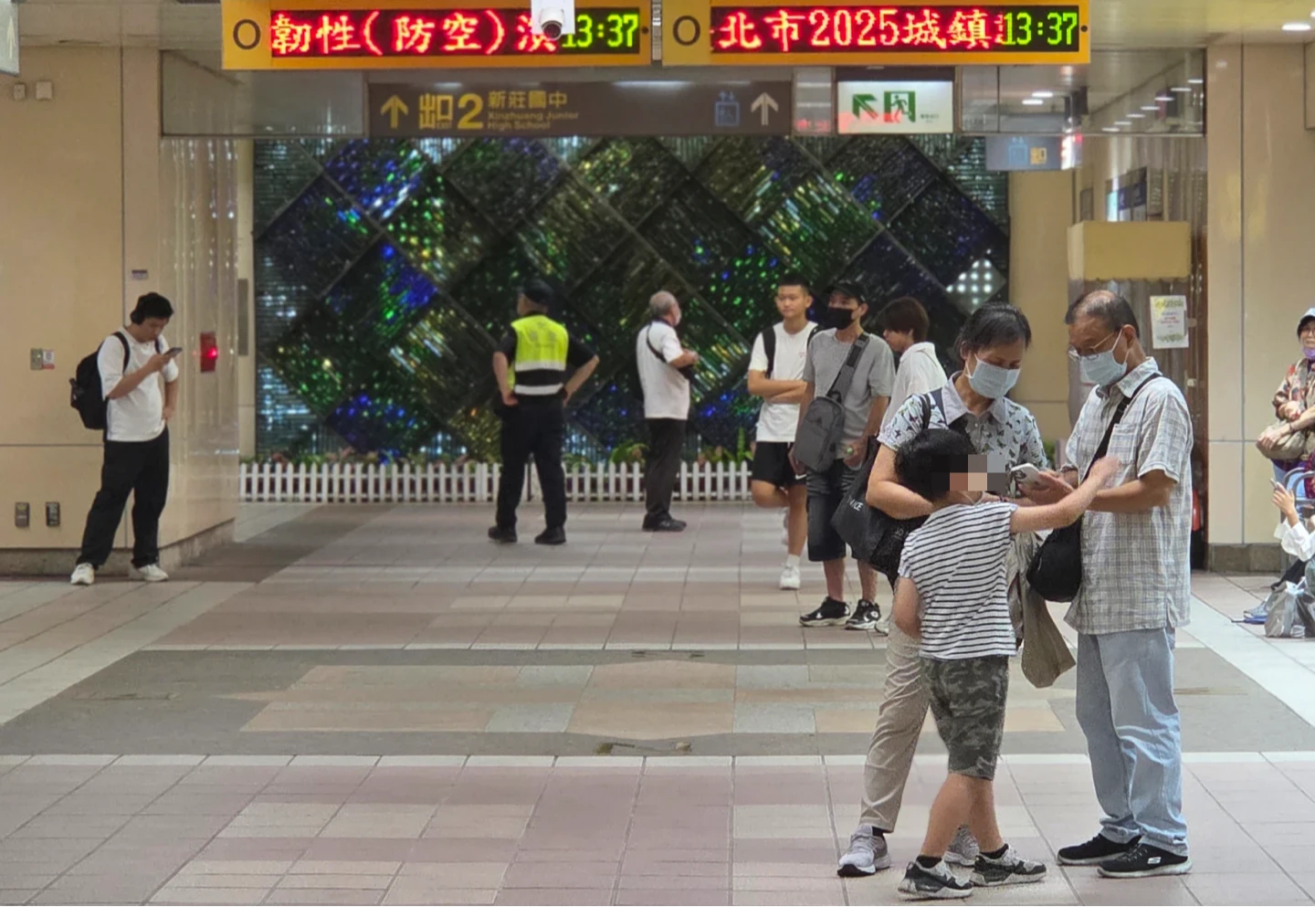 捷運站內秩序良好。曾伯愷攝