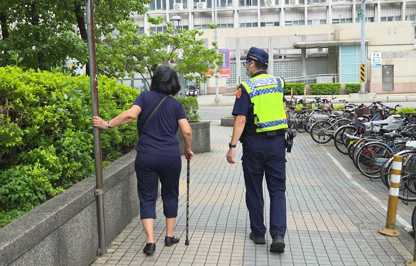 警方協助行動不便長者進室內。曾伯愷攝