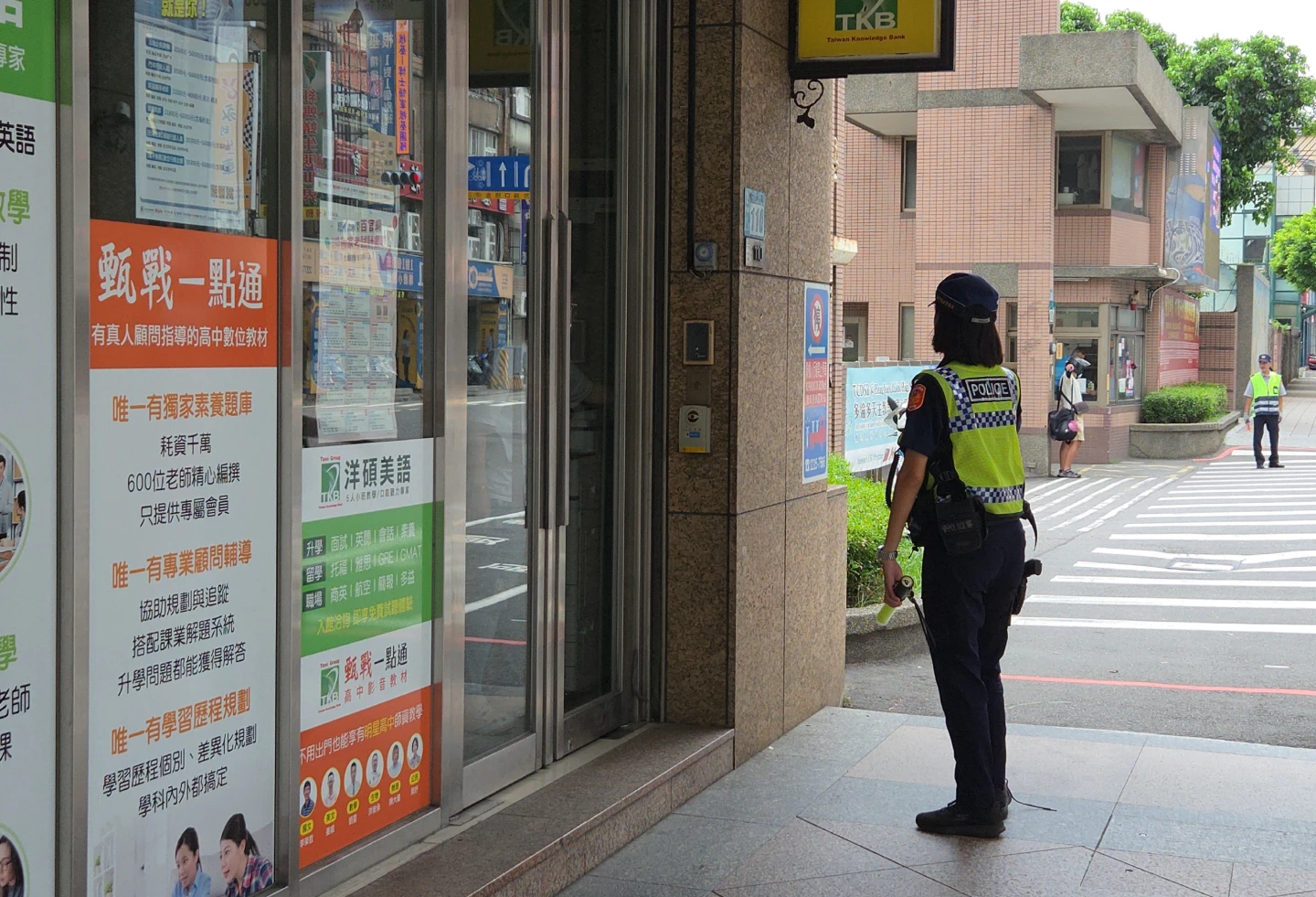 警方要求店家熄燈、拉下鐵捲門。曾伯愷攝