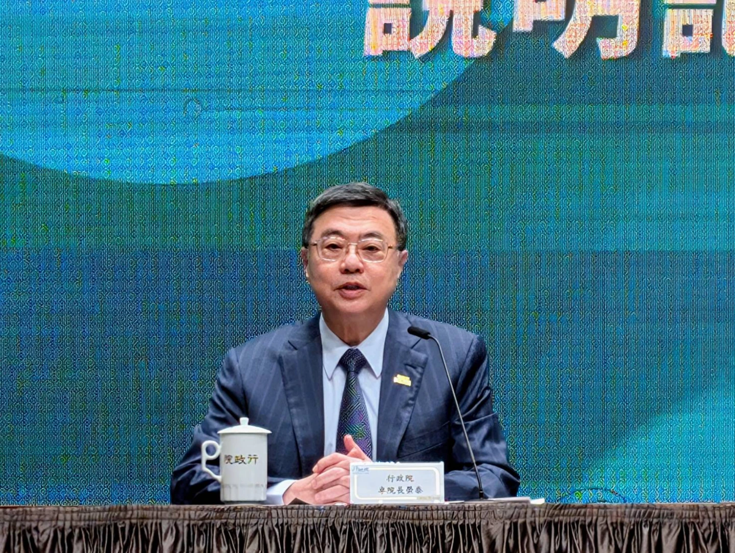 行政院長卓榮泰上火線說明歲計賸餘使用情況,並回覆提問。施智齡攝