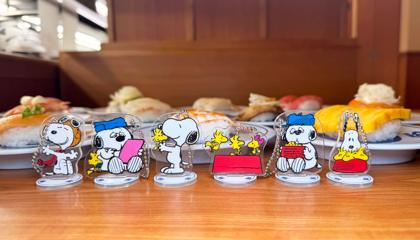 7月25日起,凡於北中南限定10間分店消費滿1,000元,可獲得「史努比造型壓克力立牌鑰匙圈」乙款。藏壽司提供