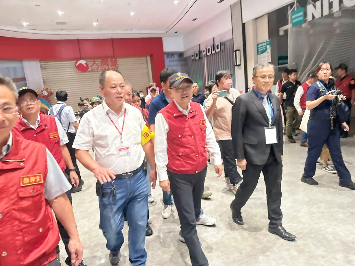 新北市長侯友宜還到現場指導,確認防災細節。翻攝自大潤發土城店臉書