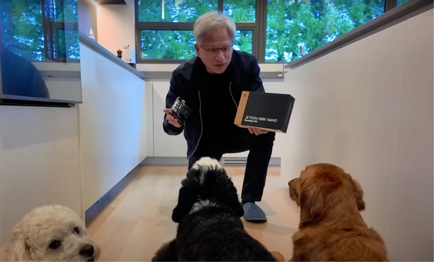 黃仁勳在北京受訪自曝思念愛犬想回家了。圖為黃仁勳與他的愛犬資料照。翻攝自NVIDIA的YouTube