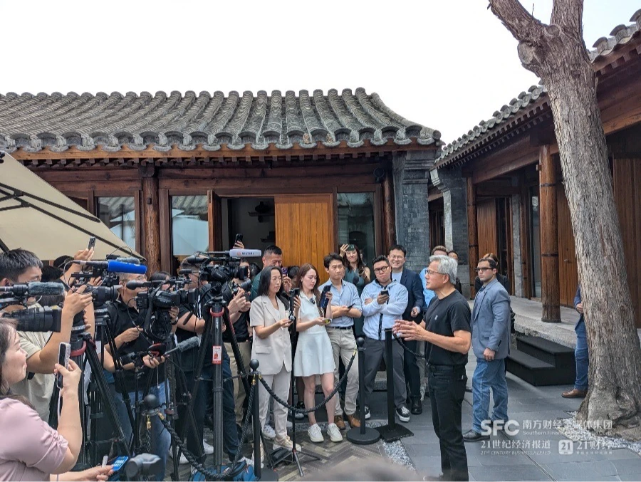 黃仁勳昨(7/16)在北京舉行媒體交流會,馬拉松式地回答了50多個提問,誠意十足。圖片來源:21世紀經濟報導