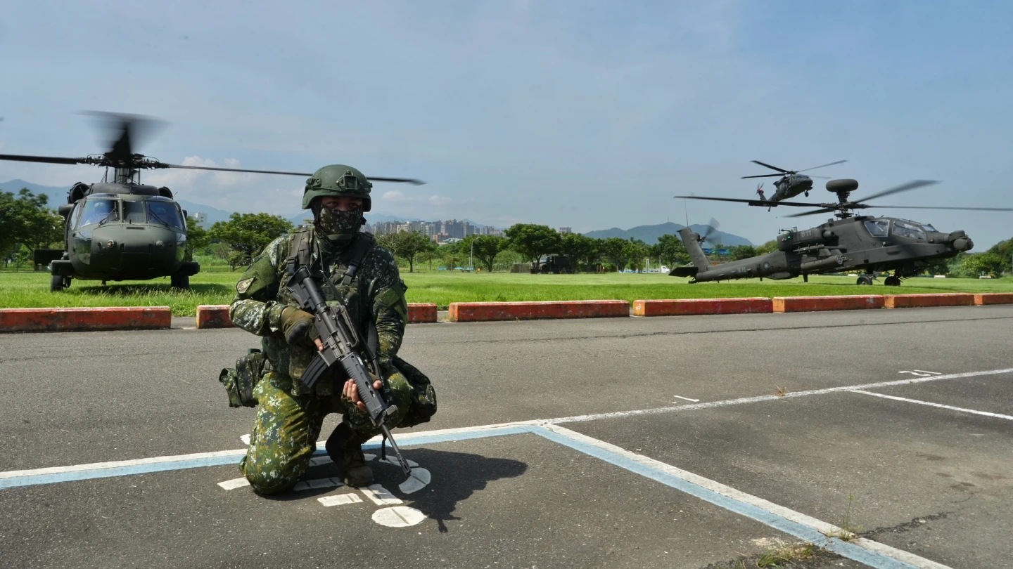 四架直升機今降落新北市山佳河濱公園。林林攝