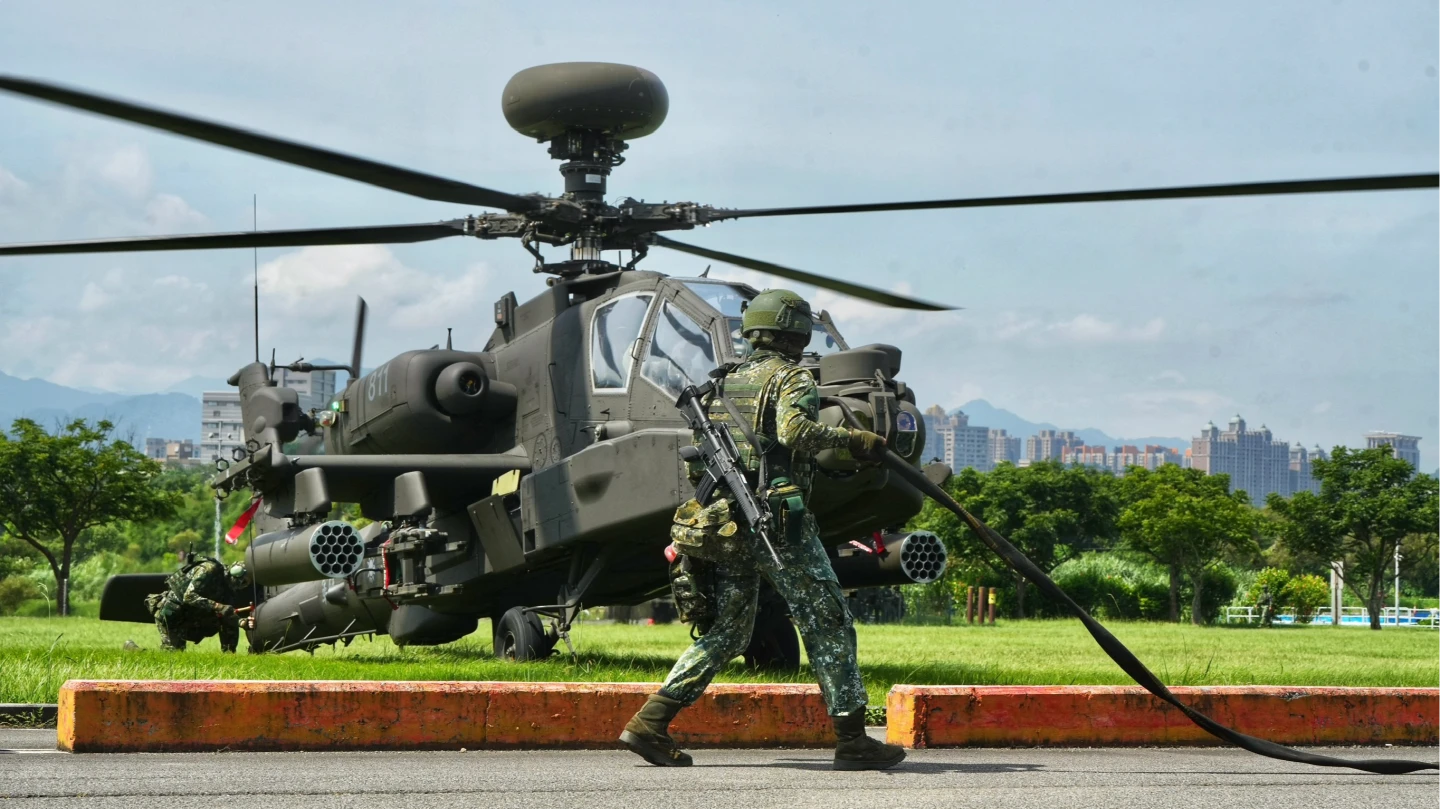 陸航601旅官兵實施熱加油,此時阿帕契直升機的引擎未關。林林攝