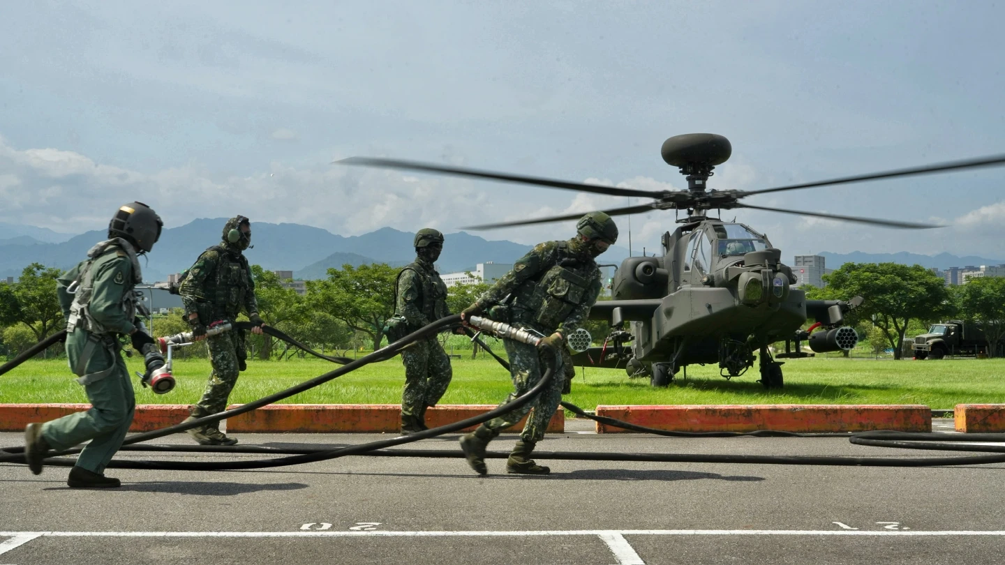 阿帕契直升機從天而降,官兵拖著油管準備進行加油作業。林林攝