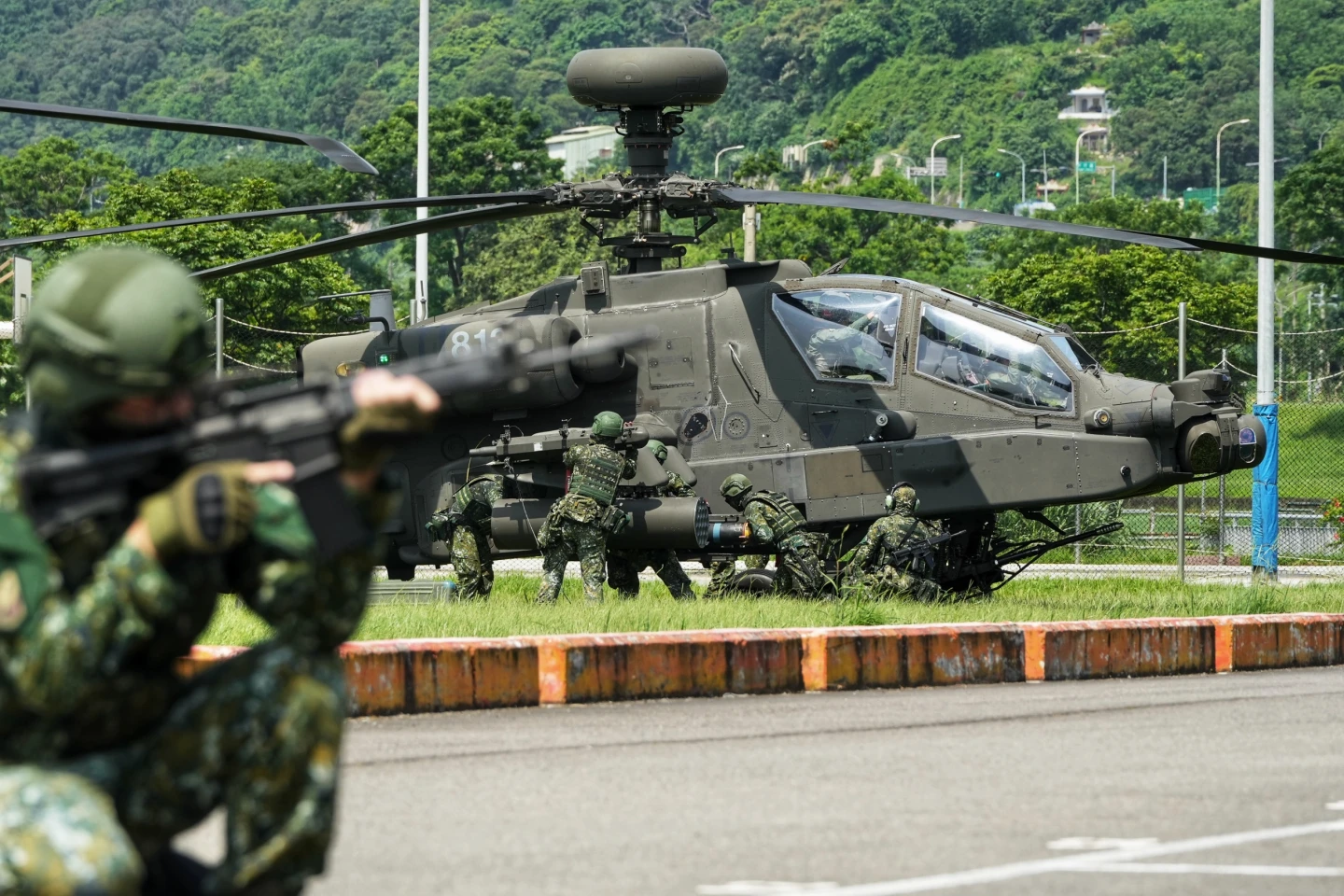陸航601旅官兵正在進行掛彈作業。林林攝