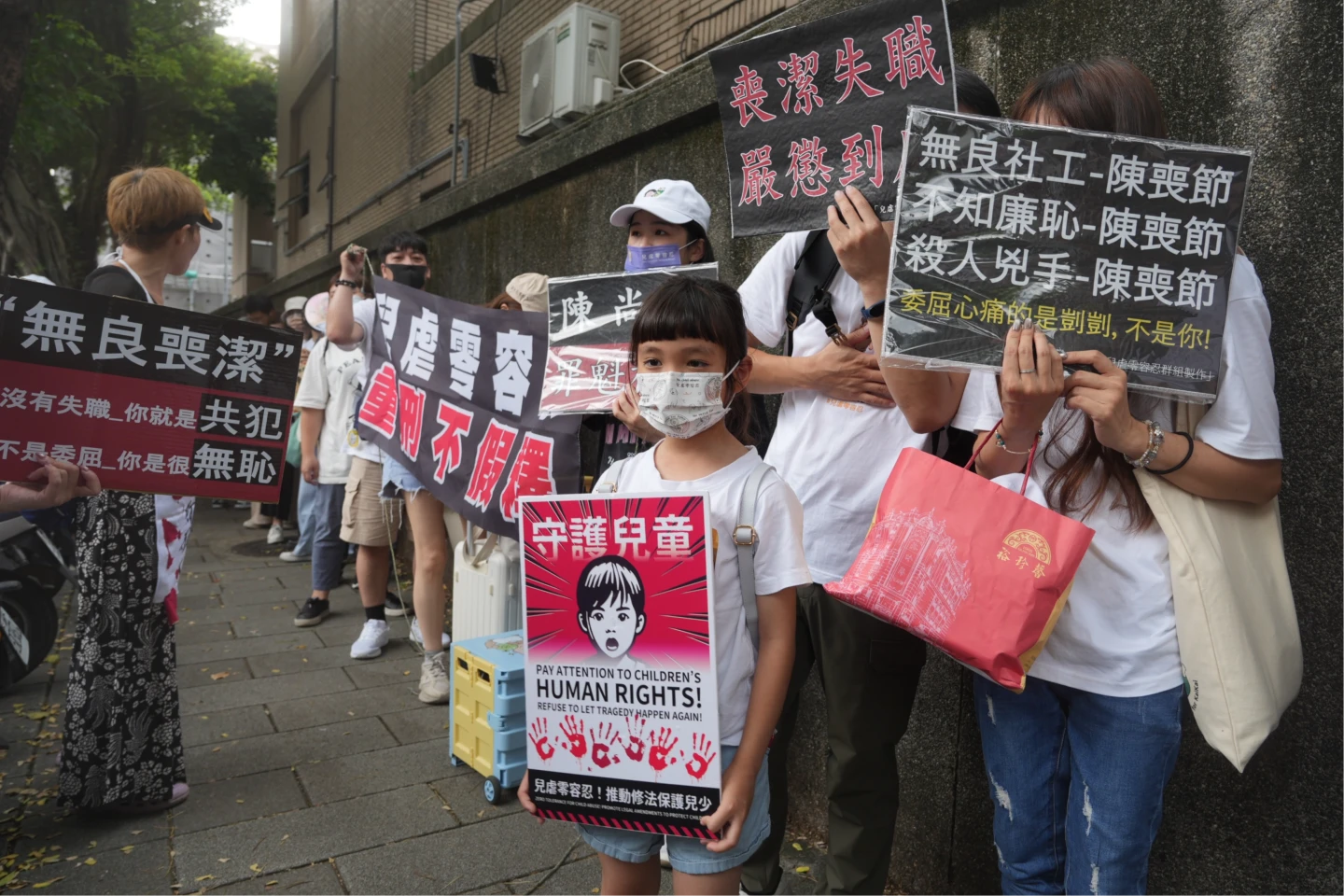 剴剴戰士在法院外怒吼「殺人兇手」。陳卓邦攝