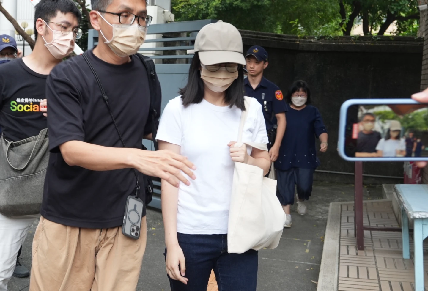 兒盟社工陳尚潔今天出庭,剴剴戰士在法院外怒吼。陳卓邦攝