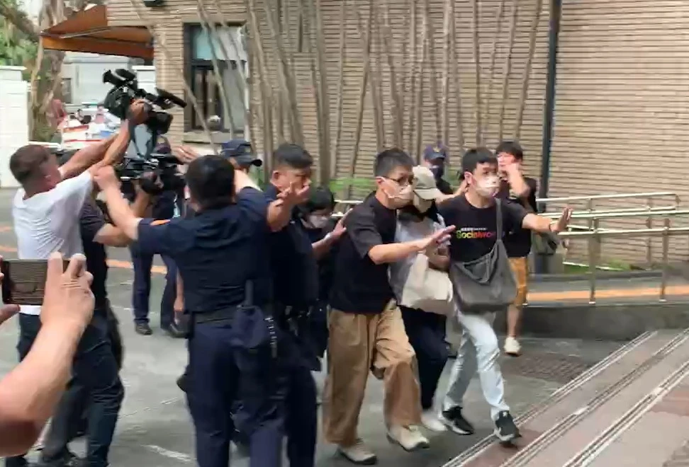 多名警力護送陳尚潔出庭,還有警員企圖拉扯攝影機阻拍攝。丁牧群攝