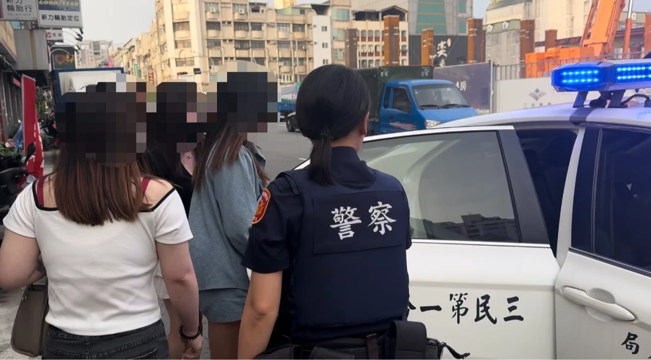 警方把涉嫌性交易的女子帶回警局調查。讀者提供