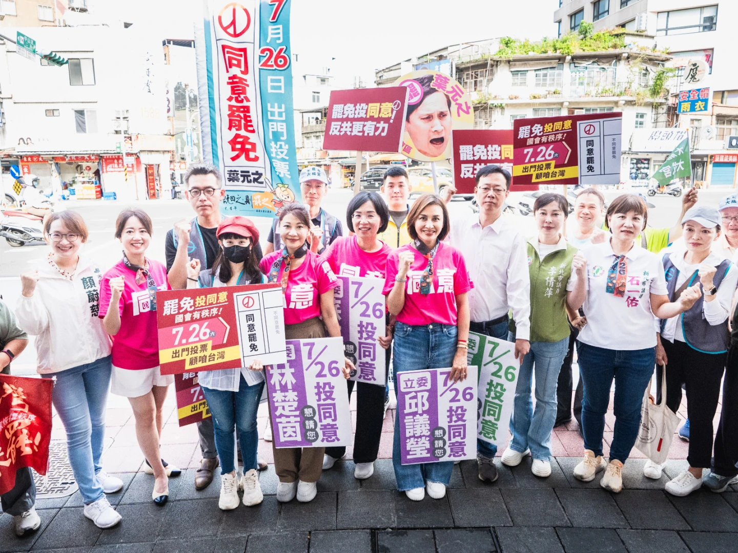 民進黨新北黨部主委蘇巧慧率新北黨公職、立院戰友站街口,持續宣講罷免行動。新北黨部提供
