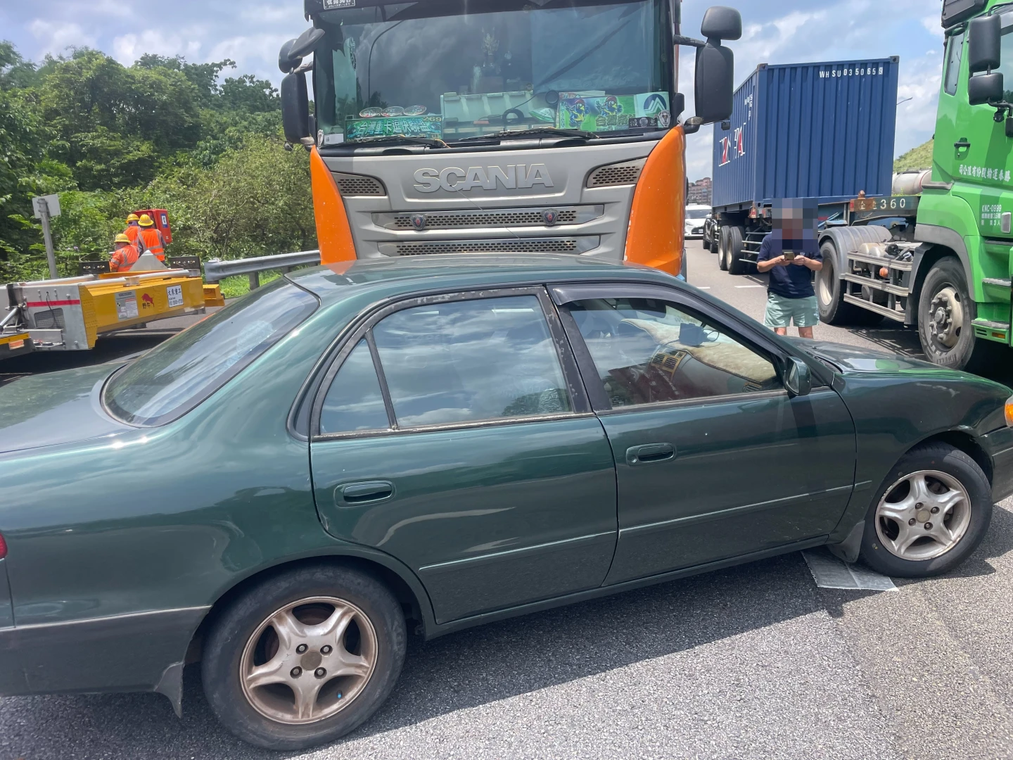 車禍現場占用外側車道。翻攝畫面