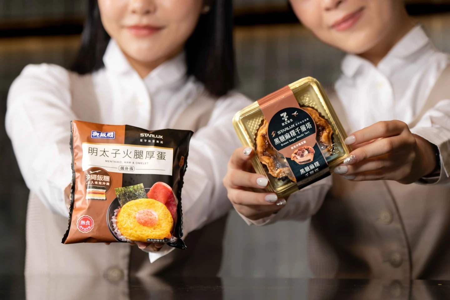 「明太子火腿厚蛋飯糰」售價69元、「黑糖麻糬千層塔」售價55元。業者提供