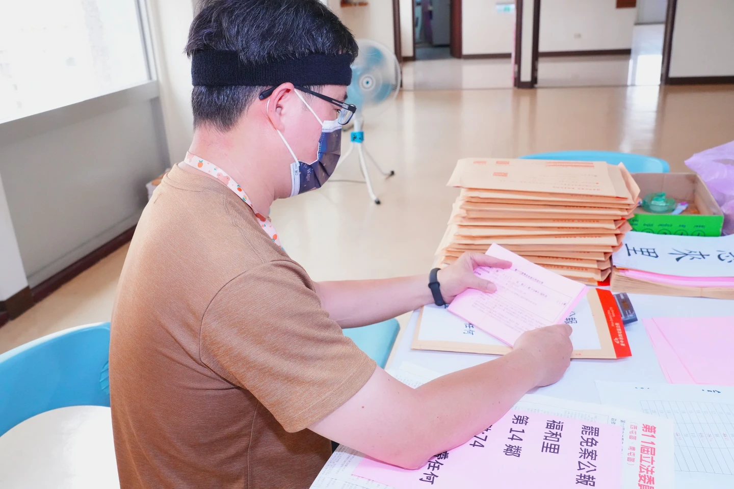 選務人員分裝投票通知單。台中市選委會提供