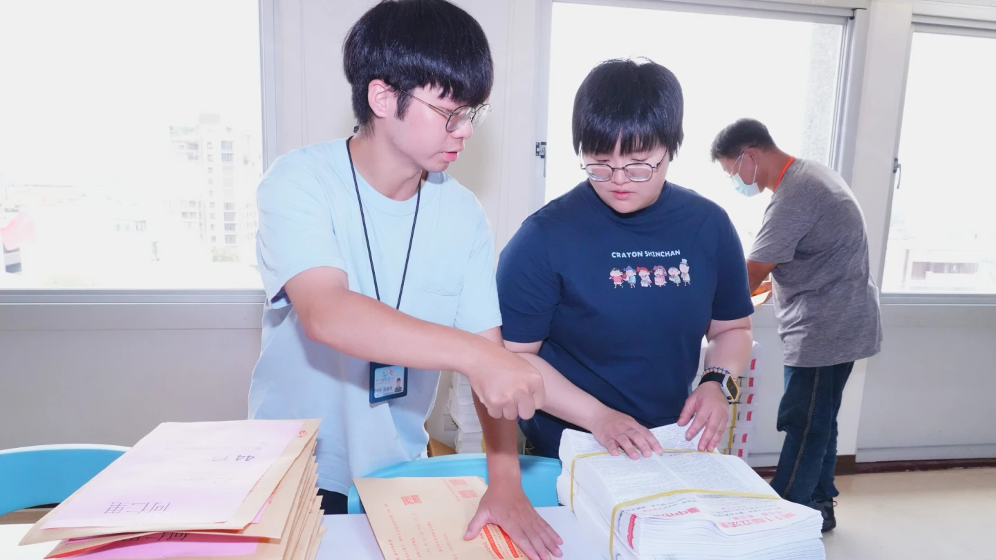 台中市三名立委罷免投票將在7月26日舉行,各區選務中心已陸續將投票通知與罷免公告透過里鄰長發送至家戶。台中市選委會提供