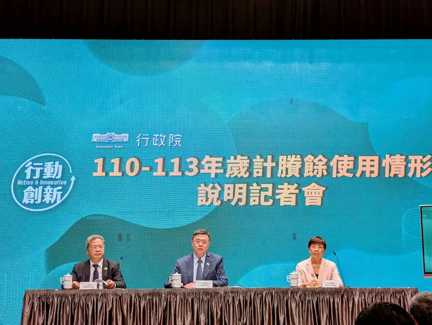 (左起)龔明鑫、卓榮泰、陳慧娟出席記者會。施智齡攝