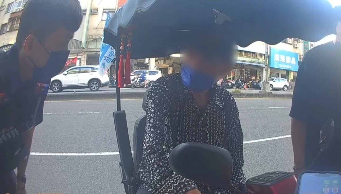 台中98歲劉姓爺爺,騎著電動代步車遠征16公里買烤鴨迷途,在暖警積極溝通協助返家。警方提供