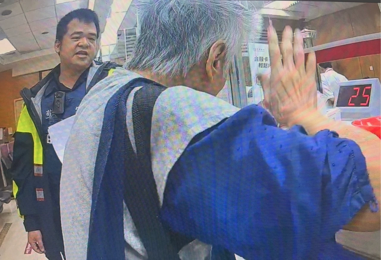 盧姓婦人執意要提領600萬現鈔,員警不斷在旁苦勸。翻攝畫面