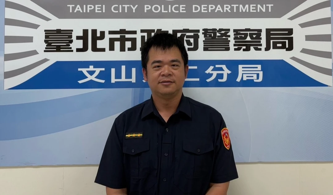 潘姓員警苦口婆心勸阻婦人提領巨款。翻攝畫面