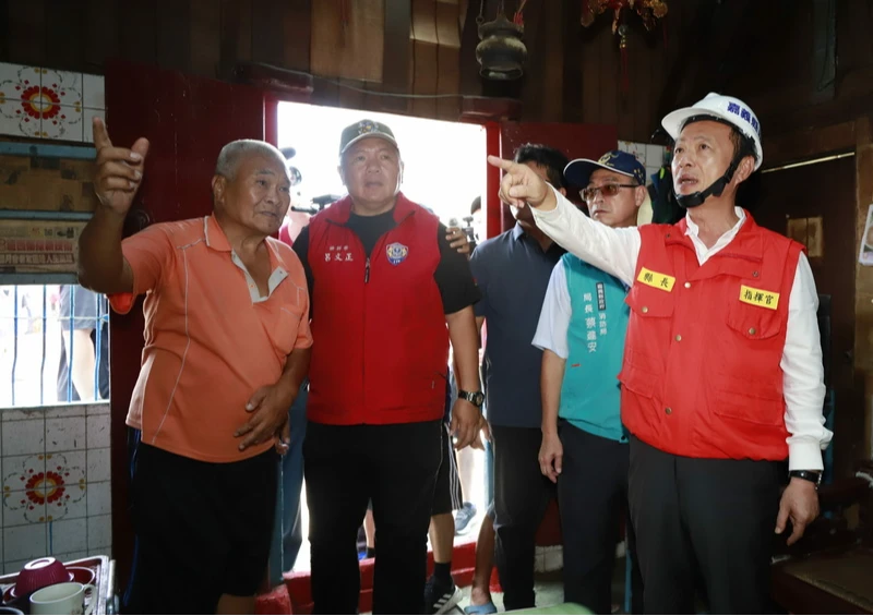 颱風丹娜絲造成嘉義縣不少弱勢家庭屋頂受損,嘉義縣長翁章梁(右1)17日前往慰勉工作人員,了解災後民宅復原情形。中央社