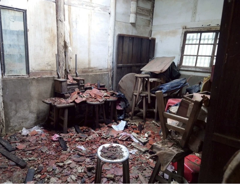嘉縣古蹟、歷建16處受損 初估修繕經費1200萬
2025/7/18 11:27(7/18 11:41 更新)
颱風丹娜絲襲擊造成嘉義縣歷史建築六腳陳港宅第屋頂塌陷,內部零亂,全是破碎的瓦片。中央社(嘉義縣文觀局提供)
