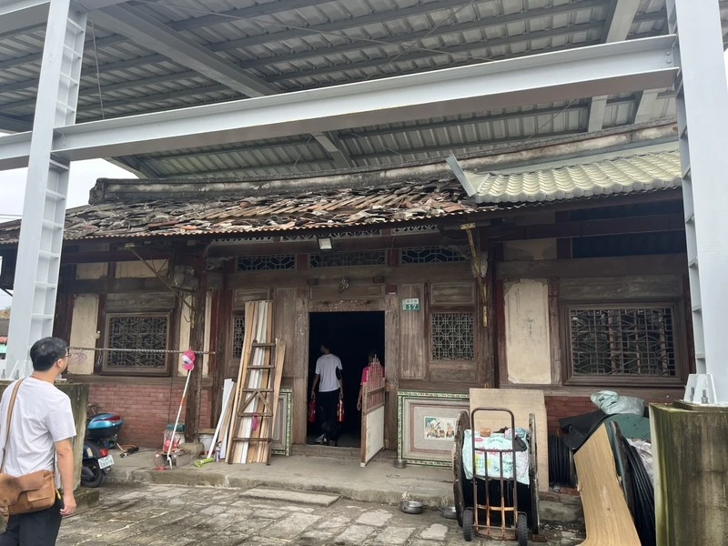 颱風丹娜絲造成嘉義縣定古蹟水上善德堂屋頂毀損,嘉義縣文化觀光局7月底將提報中央申請災修補助維修。中央社(嘉義縣文觀局提供)