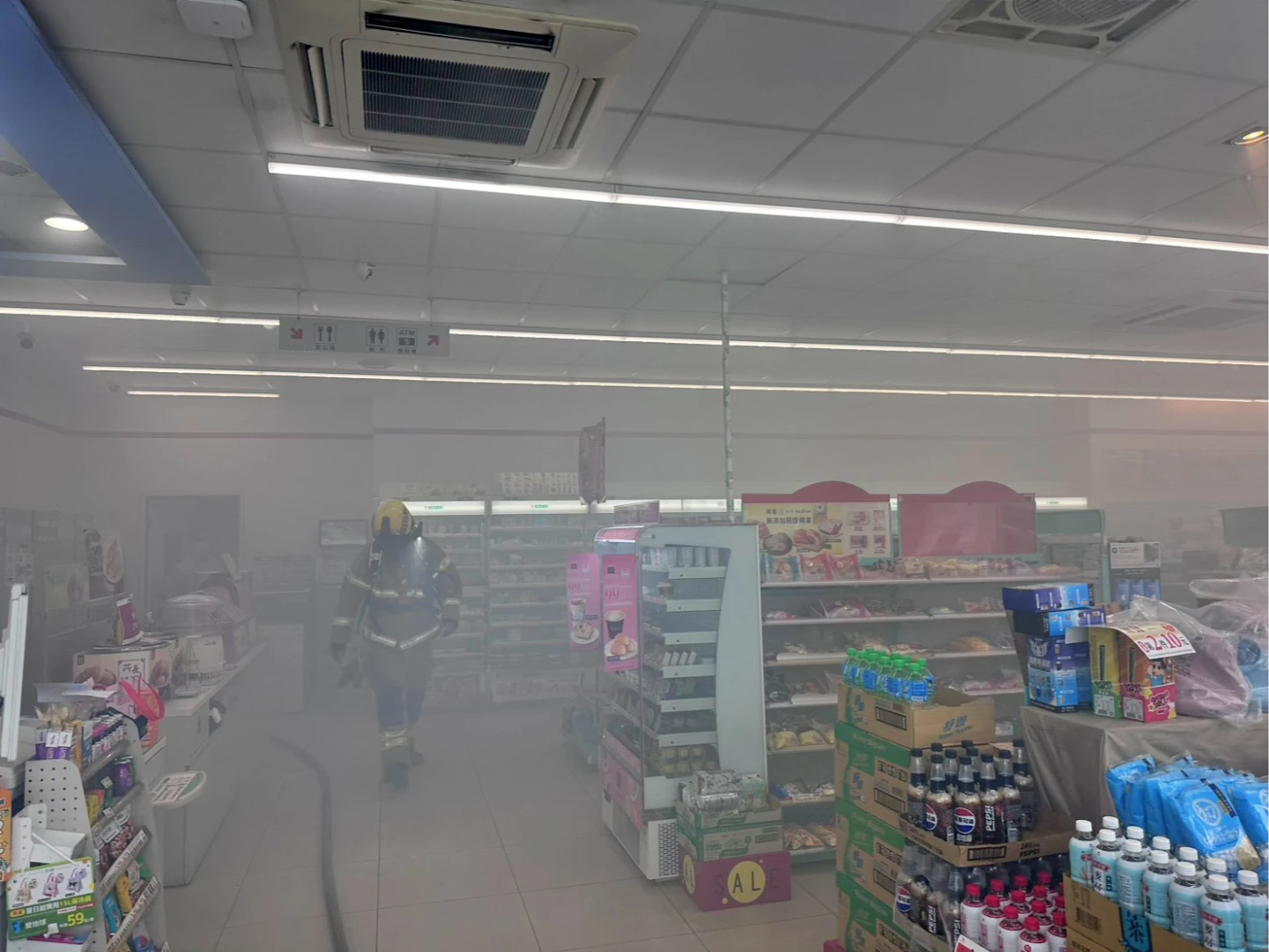 台南某超商回收鈕扣電池竟自燃起火,幸無人傷亡。讀者提供