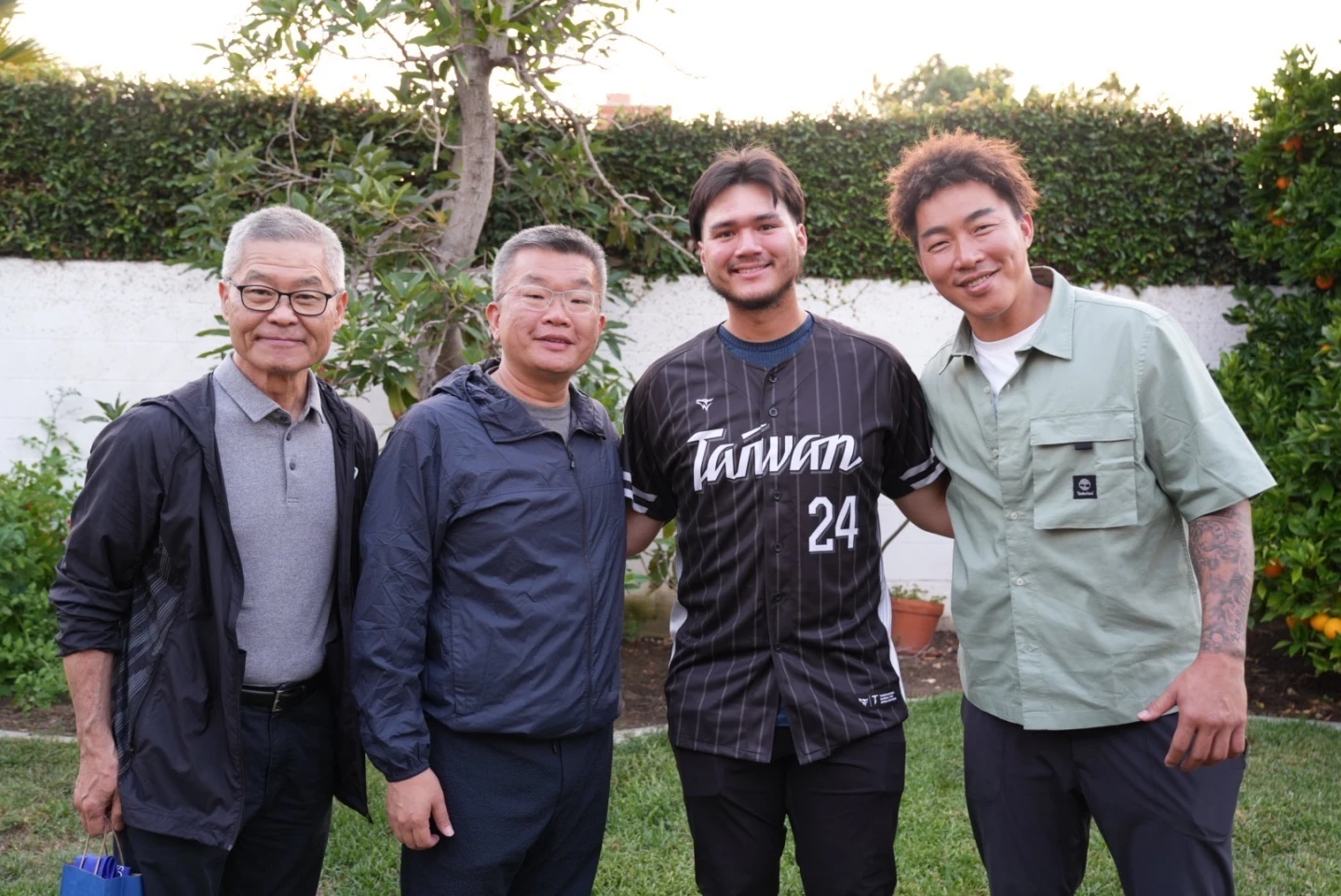龍恩(右二)家族連兩天邀請蔡其昌一行人到家裡作客,龍恩還在媽媽要求下去剪了頭髮。中職提供