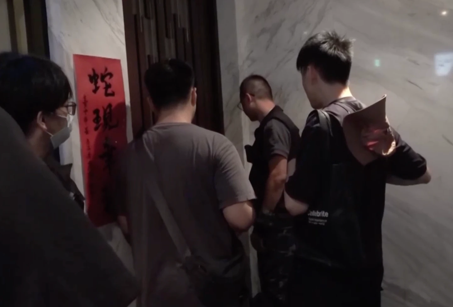 警方搜索國華徵信社台中分公司陳姓前負責人住處。翻攝畫面