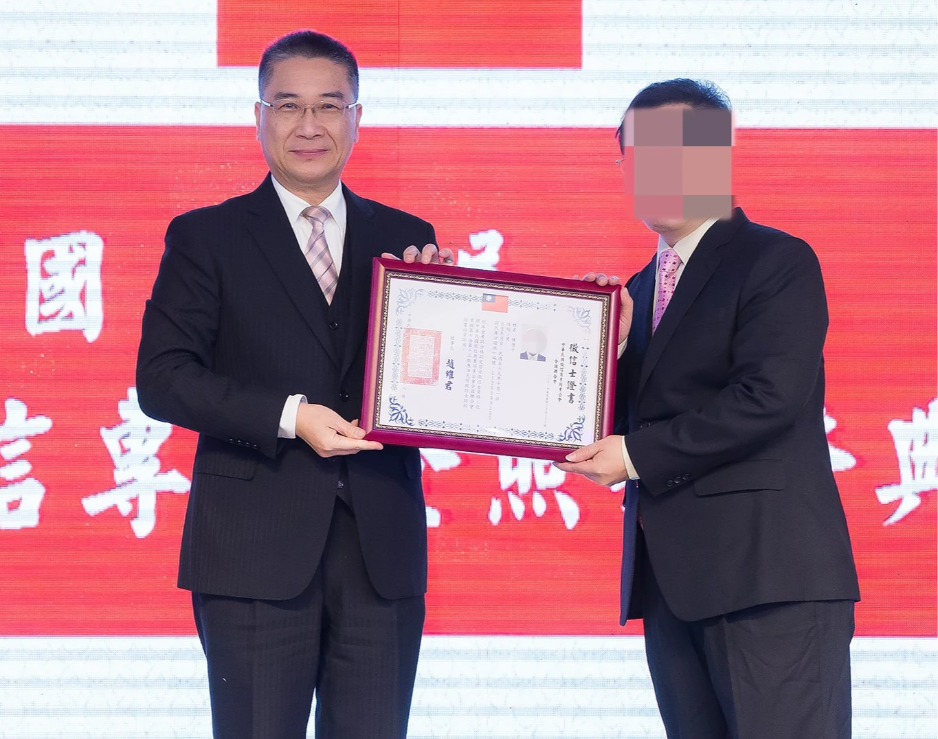 國華徵信社台中分公司陳姓前負責人(右),涉嫌指示工程師購得9300萬筆台灣民眾個人資料。翻攝畫面