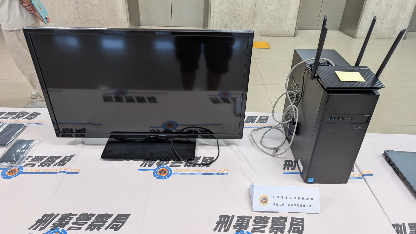 刑事局查扣民眾個資資料庫伺服器主機。林志青攝
