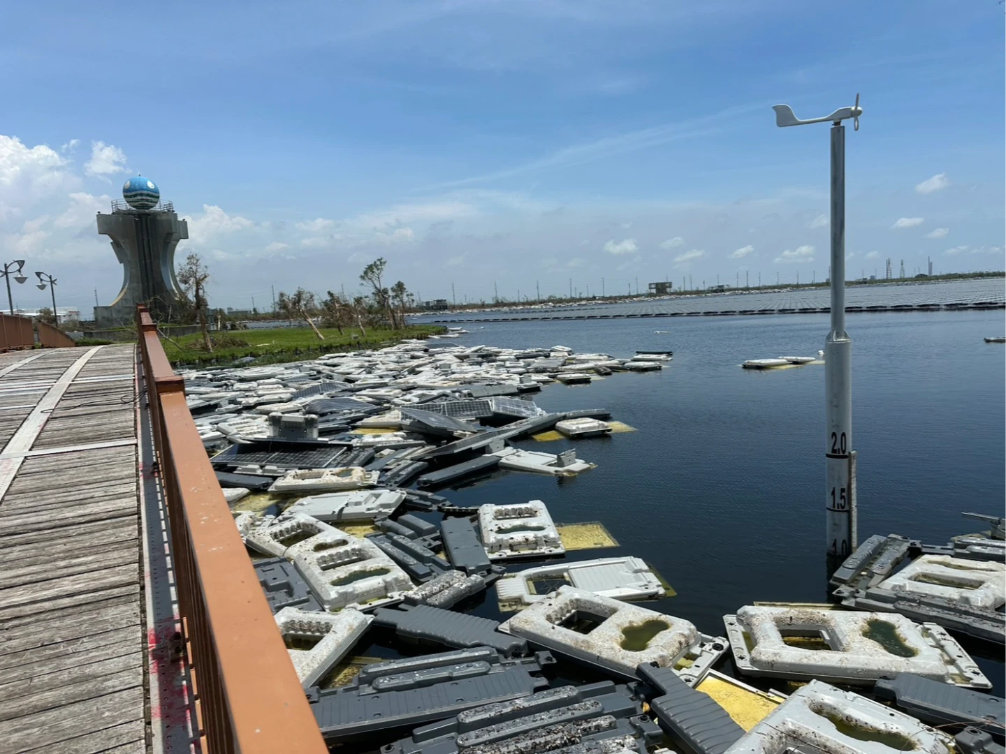 丹娜絲颱風破壞南台灣太陽光電案場,黃國昌憂釀成嚴重的環境浩劫。翻攝黃國昌臉書