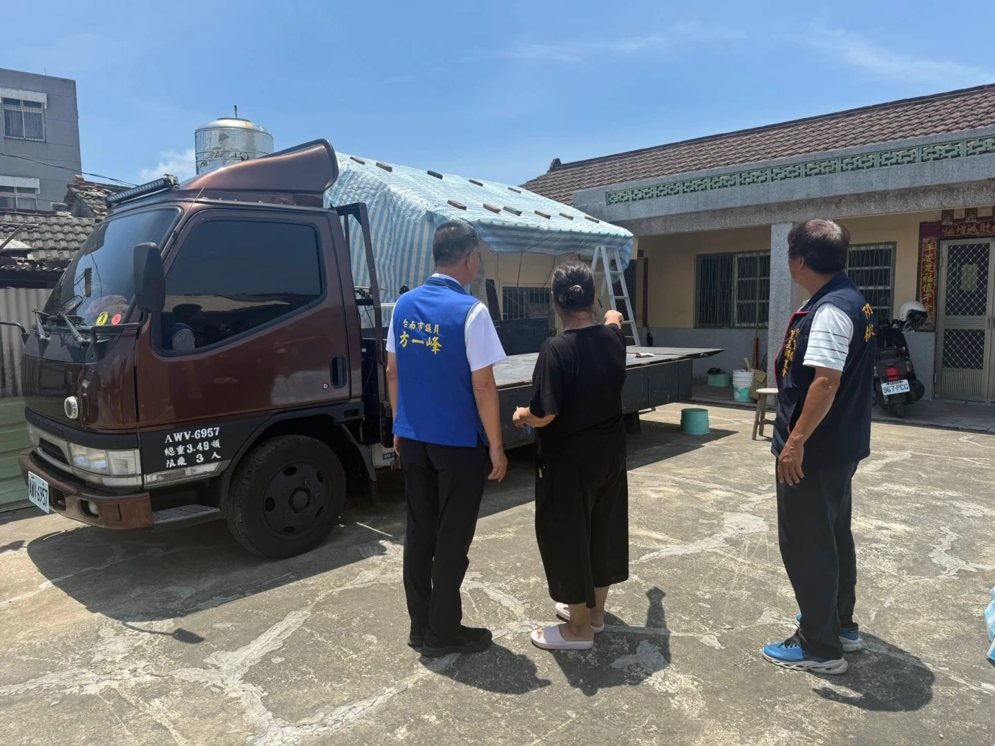 台南佳里一名居民爬上屋頂修繕,不慎摔落身亡。翻攝議員方一峰臉書