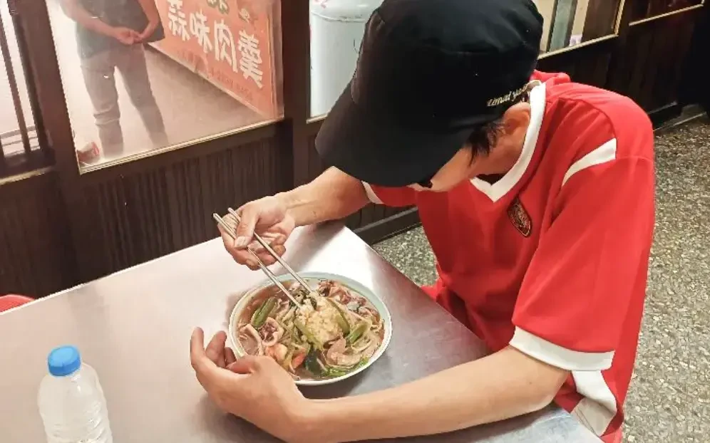 台中市黃姓青年長達21年沒有身分,經市府積極協助親子鑒定等作業,順利取得身分證,開啟新人生。蘇乙青提供