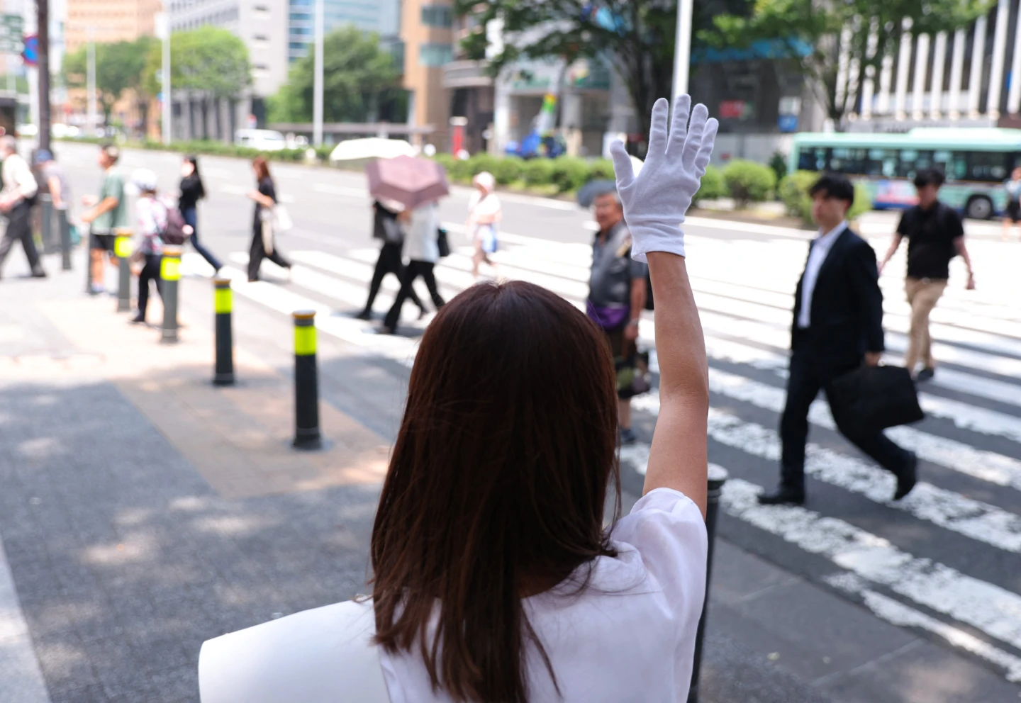 參選日本國會參議員的女性候選人,7月3日在仙台向路過民眾拜票。日本女性候選人屢遭豬哥選民性騷擾,使得女性參選意願低落。法新社