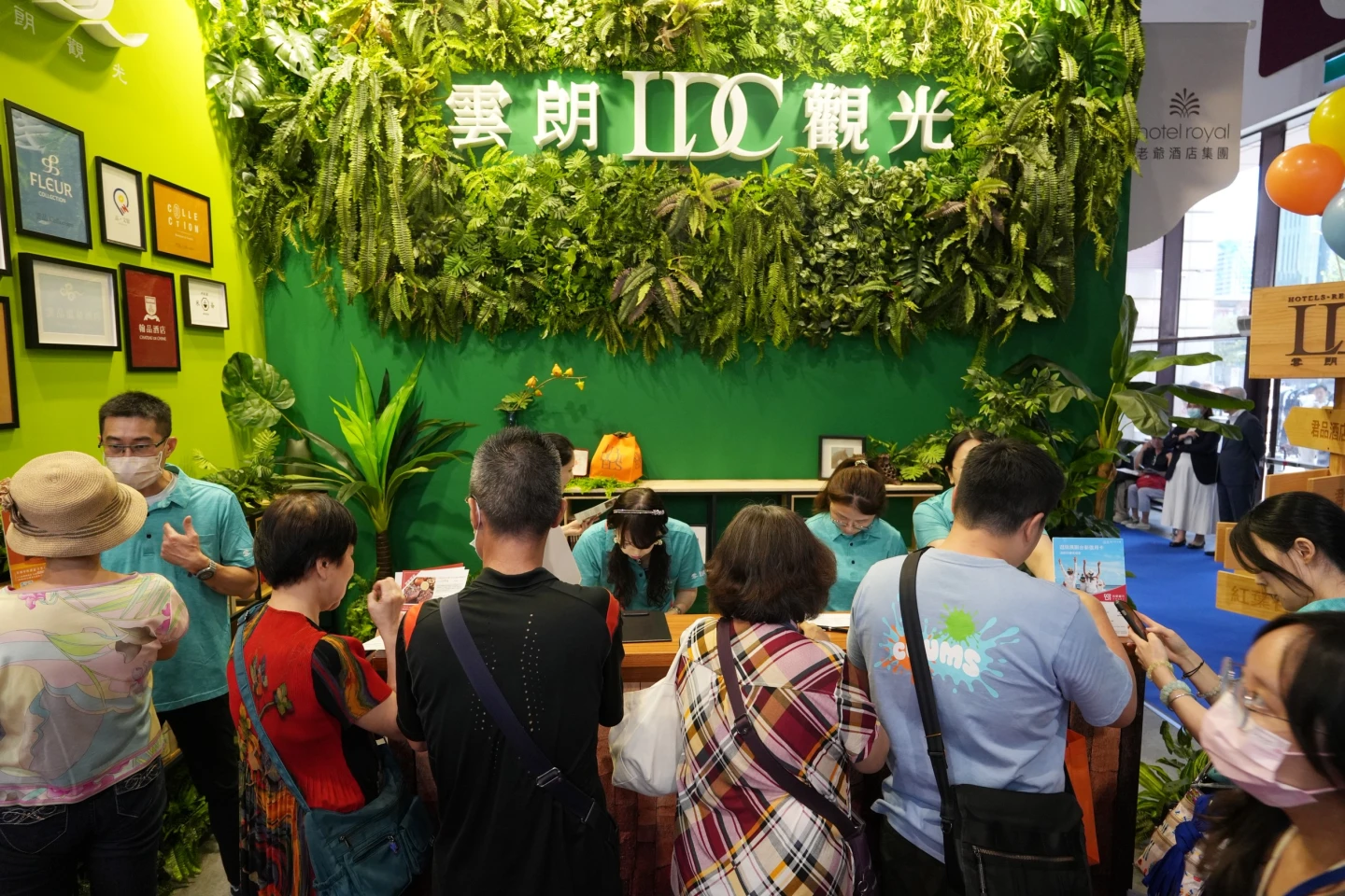 雲朗觀光集團旅展首日最熱賣的商品是君品酒店「茶苑牛排套餐吃到飽餐券」。陳卓邦攝