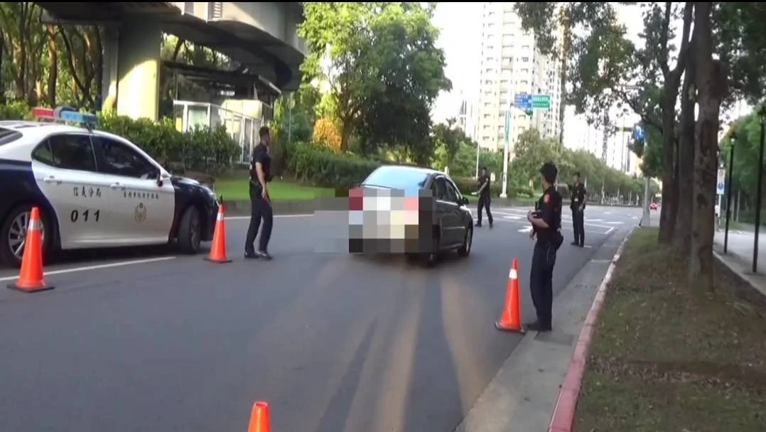 余男駕車遇路檢點起先假意配合,試圖衝撞員警後逃逸。翻攝畫面