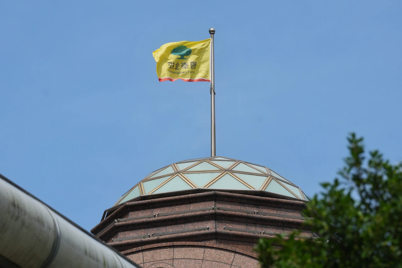 13上市金控元月開紅門大賺747億　國泰金EPS 0.99奪冠、合庫金吊車尾