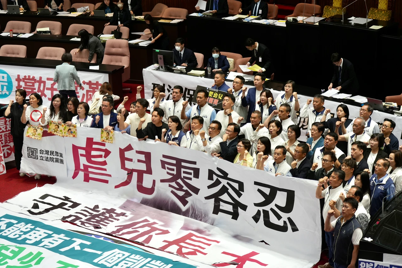 台南惡保母連環虐童！11月嬰腦水腫　檢警還原硬碟再揪4童受害